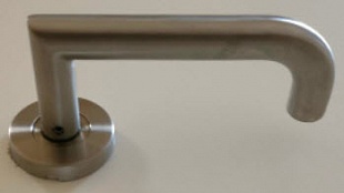 Ручка дверная из нержавеющей стали в комплекте с креплениями и накладкой на цилиндр, модель SS-005